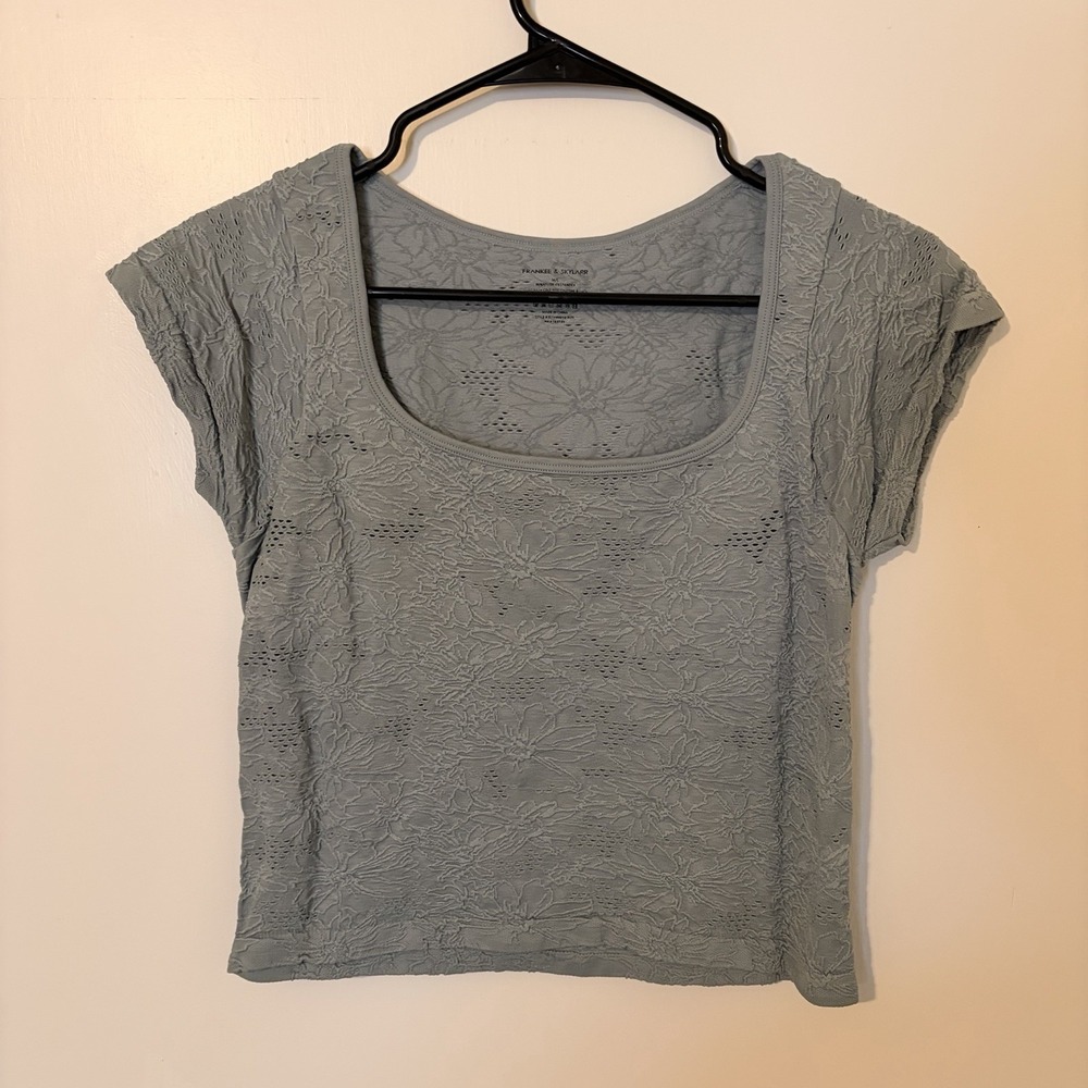 Frankee & Skylar Gray Floral Textured Knit Scoop Neck Cap Sleeve Top M/L